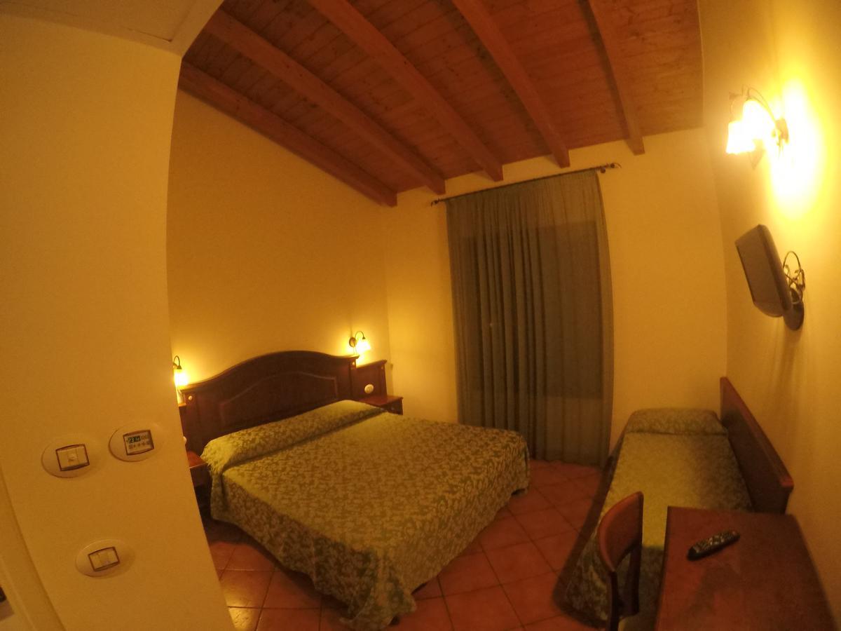 Hotel Barabba Quattro Castella Екстериор снимка